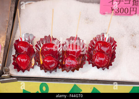 Fraises glacés sur des bâtons Banque D'Images