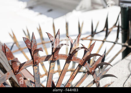 Spiked rusty metal fence haut Banque D'Images