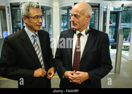 Potsdam. 14Th Oct, 2015. Xu Xiaonian (L), un économiste chinois et membre du China Entrepreneur Club (CCE), parle à Karsten Engel, président et directeur général de BMW Group Région de la Chine, au cours de la visite de la CCE Potsdam SAP Innovation Centre, à Potsdam, Allemagne, le 14 octobre. 2015. La délégation de la CCE haut chinois d'affaires, d'économistes et diplomates sont arrivés à Berlin le mardi pour une visite de 10 jours en Allemagne et en Italie pour étudier la civilisation moderne des affaires locales et de trouver des partenaires d'investissement. Credit : Zhang Fan/Xinhua/Alamy Live News Banque D'Images