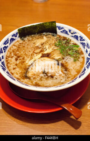 Bol de tonkotsu ramen chashu fukuoka avec algues cuillère rouge Banque D'Images