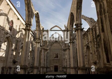 Lisbonne, Portugal - 24 octobre 2014 : l'intérieur de couvent do Carmo à Lisbonne, couvent sans toit endommagé par le tremblement de terre de Lisbonne Banque D'Images