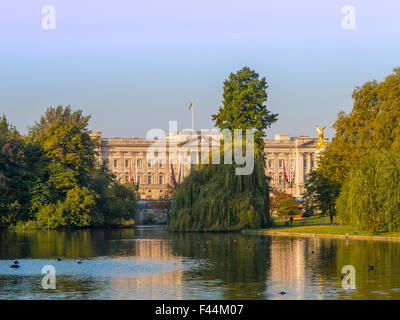 Le palais de Buckingham à la tombée de la St James's Park Londres Banque D'Images