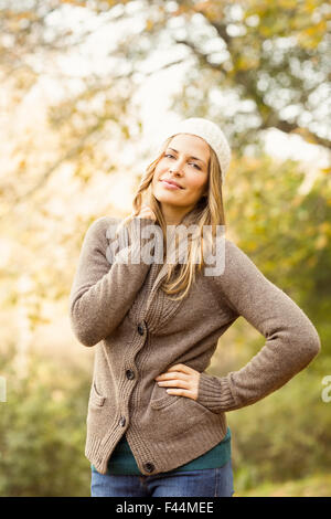 Smiling Pretty woman posing with main sur les hanches Banque D'Images