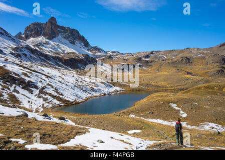 Le randonneur à la vue exceptionnelle sur le lac bleu de haute altitude et majestueuse montagne enneigée pic en automne. Grand angle Banque D'Images