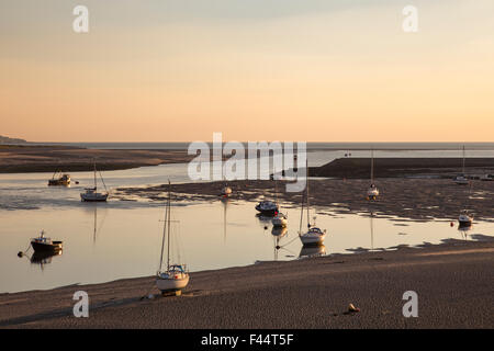 Coucher du soleil sur l'estuaire de Mawddach à Barmouth, Gwynedd, Pays de Galles, Royaume-Uni Banque D'Images