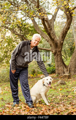 Man avec son chien dans le parc Banque D'Images