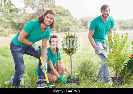 Jeune femme de jardinage pour la communauté Banque D'Images