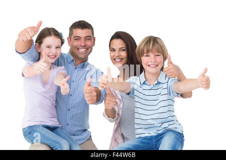 Famille heureuse gesturing Thumbs up Banque D'Images