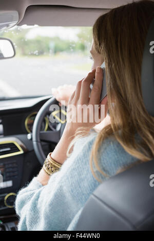 Jeune femme au téléphone Banque D'Images