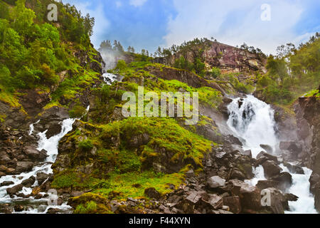 Dans Laatefossen cascade Norvège Hardanger Banque D'Images