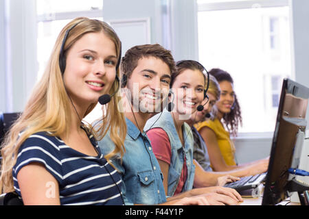 Les étudiants en utilisant le casque in computer class Banque D'Images