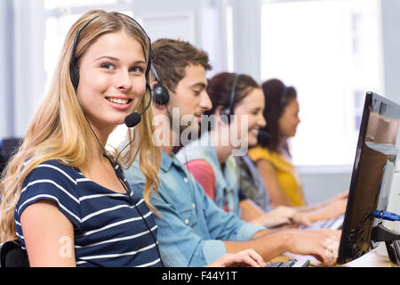 Les étudiants en utilisant le casque in computer class Banque D'Images