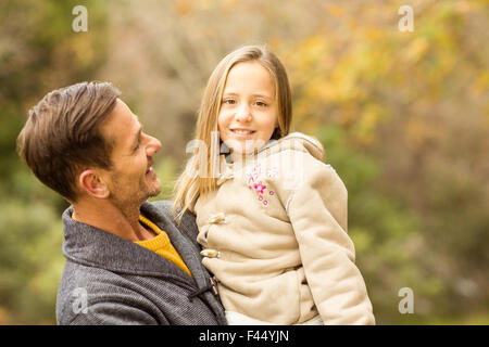 Heureux père portant sa jolie fille sur une journée l'automne Banque D'Images