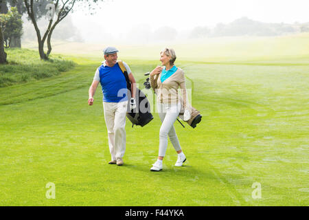 Le golf en train de marcher sur le vert Banque D'Images