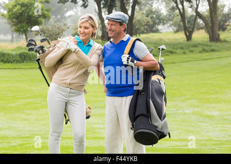 Le golf en train de marcher sur le vert Banque D'Images