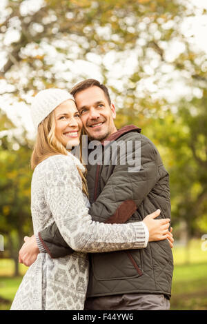 Portrait of smiling young couple embracing Banque D'Images