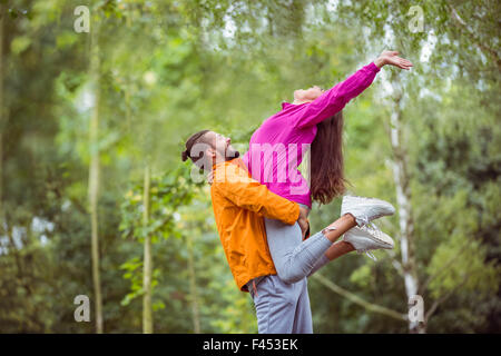 Heureux couple hugging on randonnée pédestre Banque D'Images