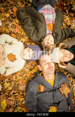 Jeune famille faisant une tête rond Banque D'Images