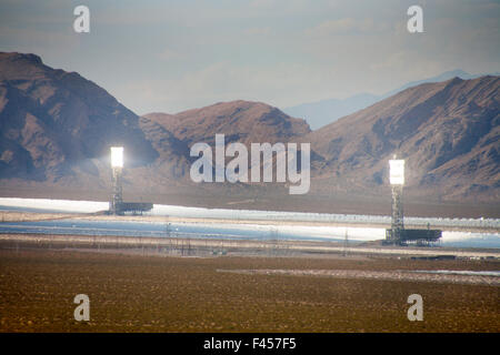 Le système de production d'électricité solaire Ivanpah est une centrale solaire thermique à concentration dans la plante du désert de Mojave en Californie avec une capacité brute de 392 mégawatts. Il se déploie 173 500 héliostats se concentrant sur l'énergie solaire l'énergie solaire centralisée chaudières en tours. Banque D'Images