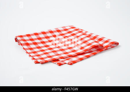 Serviette à carreaux rouges et blancs sur fond blanc Banque D'Images