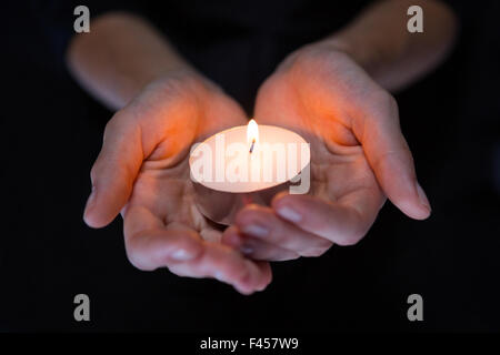 Hands holding candle Banque D'Images