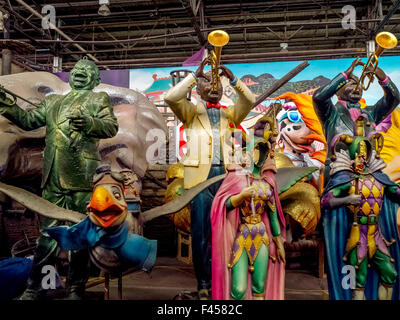 À la Nouvelle-Orléans, LA, comme ces sculptures fantaisistes de célèbres musiciens de jazz sont stockés dans l'entrepôt de Mardi Gras World où défilé Mardi Gras floats sont construites. Banque D'Images