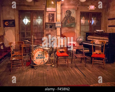 Instruments de musique et des chaises anciennes dans le célèbre quartier français de jazz Preservation Hall à New Orleans, LA. Remarque signe avec les prix pour les demandes d'audience et portrait peinture sur mur. Banque D'Images