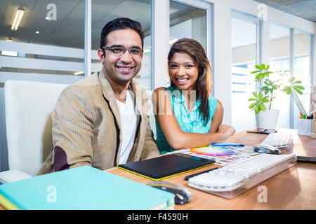 Professionnels Partenaires looking at camera Banque D'Images