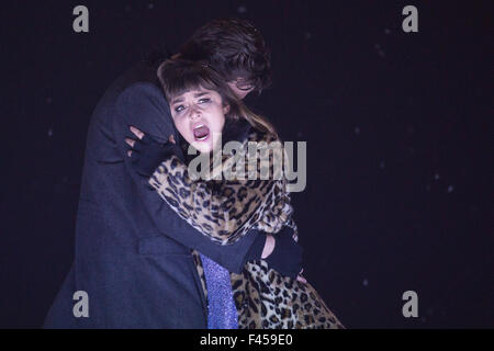 Londres, Royaume-Uni. Le 14/10/2015. Zach Borichevsky comme Rodolfo et Corinne hivers comme Mimi. Répétition générale de l'opéra de Puccini La Bohème réalisé par Benedict Andrews au London Coliseum. Menée par Xian Zhang. Acteurs : Corinne Winters comme Mimi, Zach Borichevsky comme Rodolfo, Duncan Rock comme Marcello et Rhian Lois comme Musetta. Banque D'Images