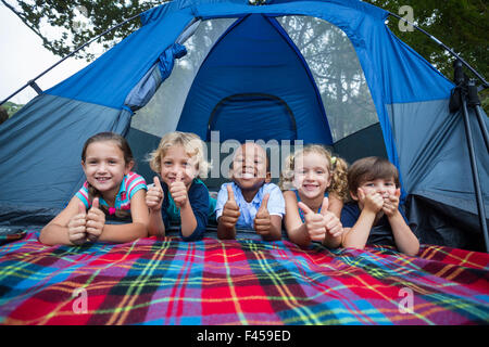 Heureux frères et sœurs sur un voyage de camping Banque D'Images