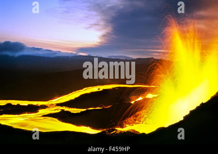 Éruption du volcan Chico Fissure en 9km de diamètre caldera. La Sierra Negra volcan, l'île Isabela, Galapagos, Equateur. Octobre 2005. Banque D'Images