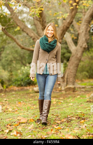 Smiling woman walking à l'appareil photo Banque D'Images