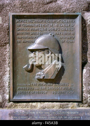 Une plaque en bronze bas-relief représentant le détective de fiction Sherlock Holmes s'affiche à la Conan Doyle Lieu musée de Meiringen, Suisse où Holmes supposé mort dans les chutes du Reichenbach. Banque D'Images