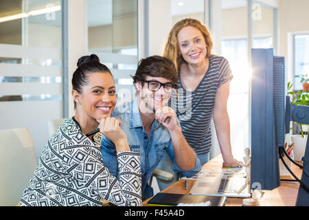 Les concepteurs professionnels travaillant sur ordinateur Banque D'Images