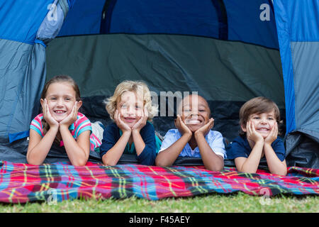 Heureux frères et sœurs sur un voyage de camping Banque D'Images