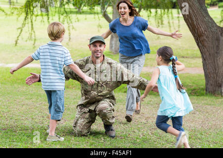 Beau soldat réunis avec la famille Banque D'Images