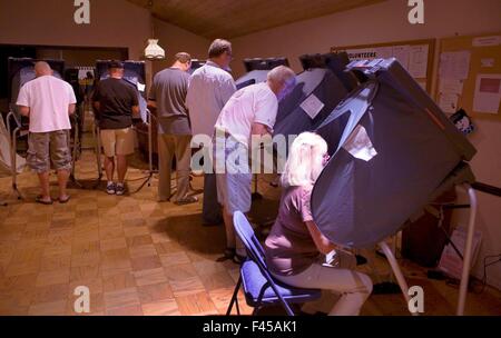 Les résidents d'un Laguna Niguel, CA, la copropriété vote communautaire au scrutin à leur club house le jour de l'élection le soir. Remarque Les machines de vote ordinateur. Banque D'Images