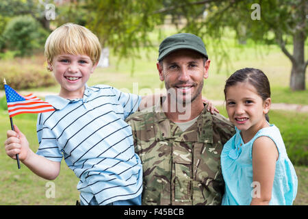 Beau soldat réunis avec la famille Banque D'Images