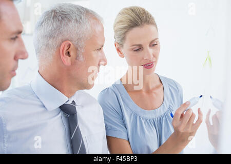 Businesswoman drawing graphique sur la carte Banque D'Images