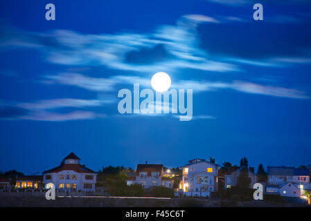 Lune sur la ville Banque D'Images