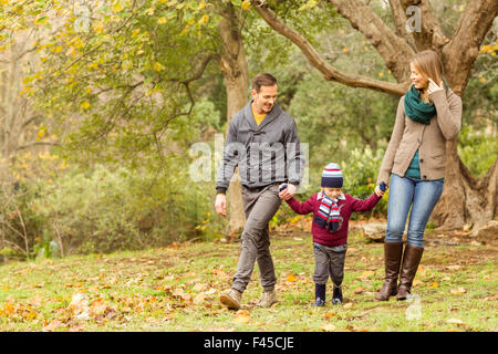 Smiling young family walking together Banque D'Images