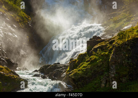 Cascade Kjosfossen géant dans Flam - Norvège Banque D'Images