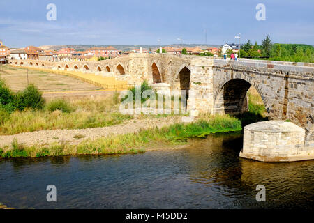 L'Orbigo, pont de Hospital de Orbigo, Castille et León, Espagne Banque D'Images