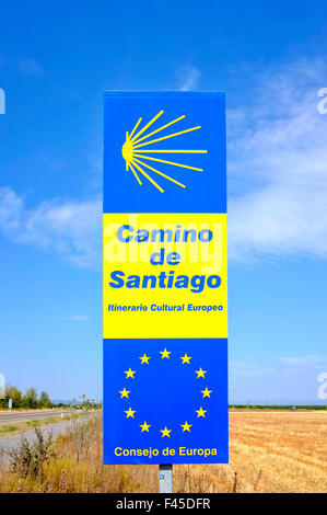 Pancarte "Chemin de Saint-Jacques (Camino de Santiago) en tant qu'itinéraire culturel européen. Banque D'Images