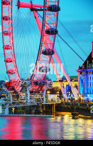 La grande roue London Eye le soir Banque D'Images