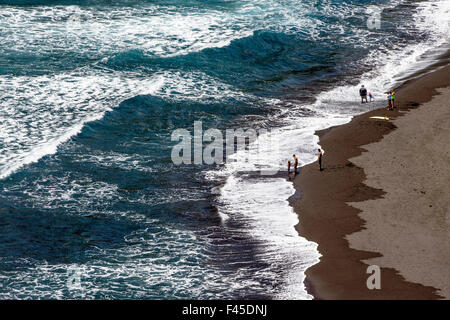 Les visiteurs sur la plage au Akoakoa Point, Polulu Valley, Grande Île d'Hawai'i, Hawaii, USA Banque D'Images