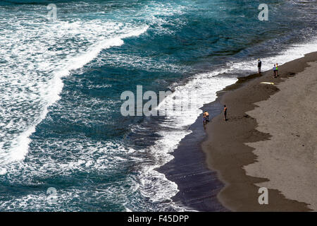 Les visiteurs sur la plage au Akoakoa Point, Polulu Valley, Grande Île d'Hawai'i, Hawaii, USA Banque D'Images