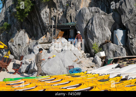 Kayaks sur la plage de Cang Faire île Bai Tu Long jour dans la baie d'Halong, Vietnam du nord-est de l'Asie,. Un patrimoine de l'emplacement. Banque D'Images