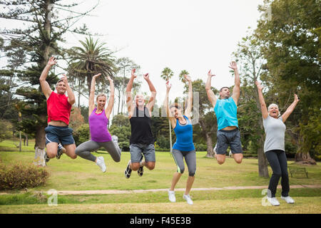 Heureux ensemble saut athlétique Banque D'Images