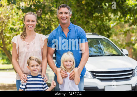 Famille heureuse de se préparer pour road trip Banque D'Images